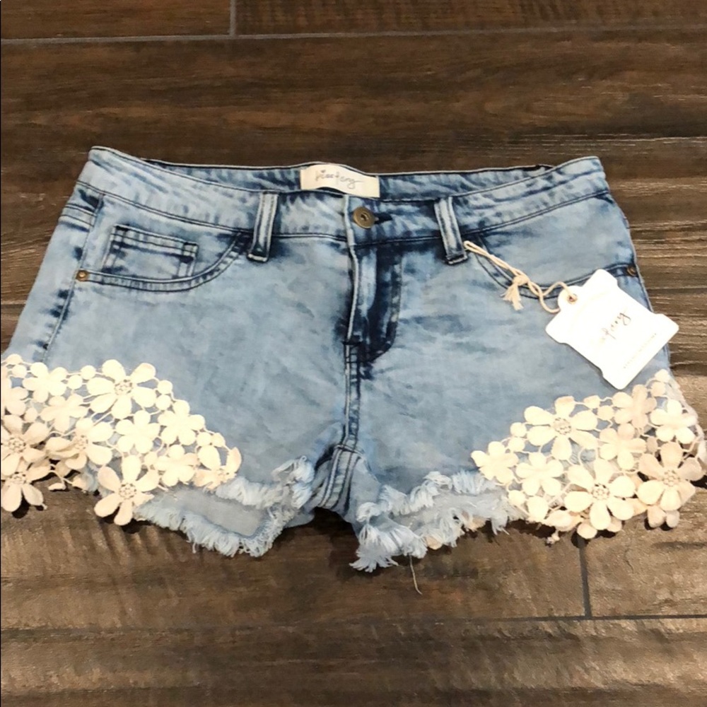 Embroidered flower denim shorts NWT Juniors sz 7